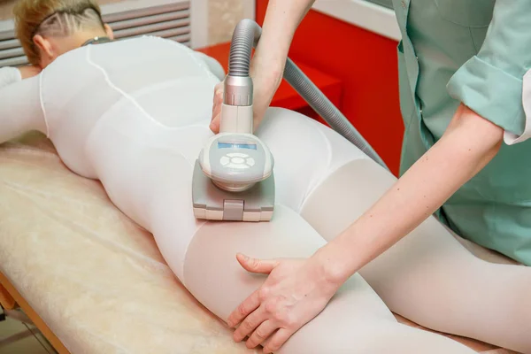 Mulher com procedimento de massagem anti-celulite lpg, clínica de cosmetologia — Fotografia de Stock