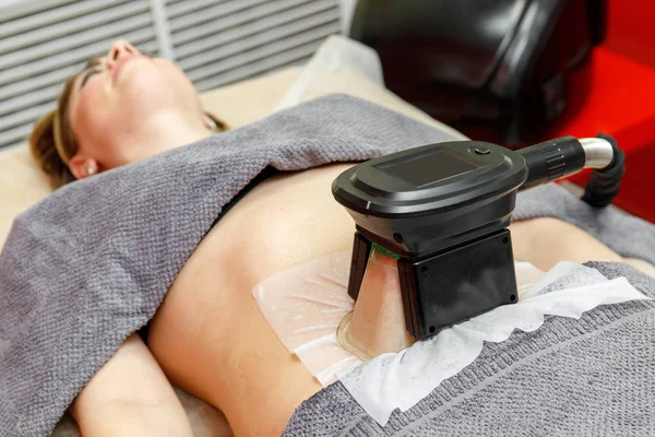 Pérdida de peso y tratamiento de criolipólisis adelgazante en el salón de belleza — Foto de Stock