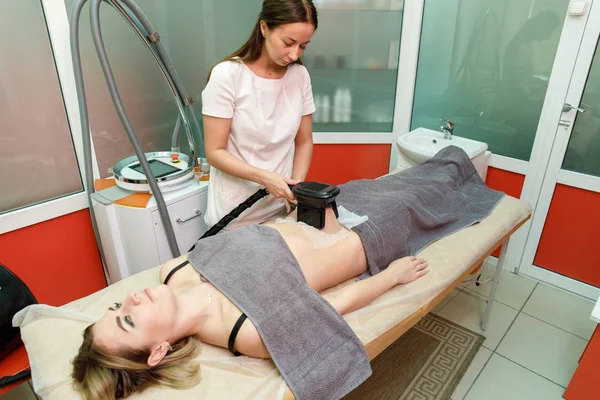 Güzellik terapisti cryolipolysis tedavisi uyguluyor. Cerrahi olmayan yağ azaltma — Stok fotoğraf