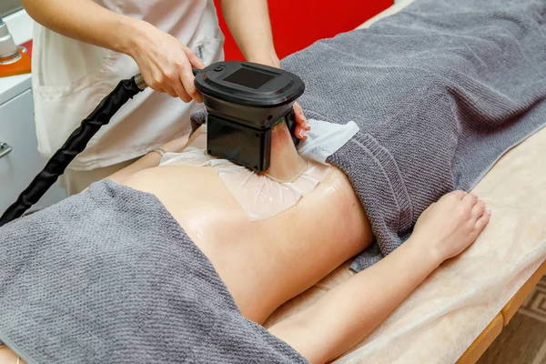 Güzellik terapisti cryolipolysis tedavisi uyguluyor. Cerrahi olmayan yağ azaltma