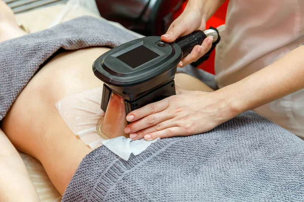 Güzellik terapisti cryolipolysis tedavisi uyguluyor. Cerrahi olmayan yağ azaltma