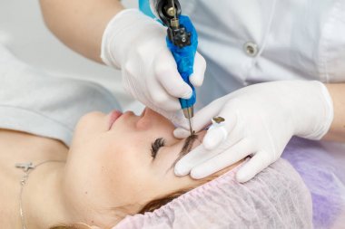 Kalıcı makyaj, kaşların dövme. Kozmetolog makyaj uygulama