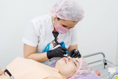 Kalıcı makup yüz, göz kapagi dövme olan kadın