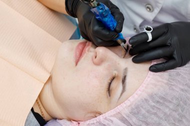 Kalıcı makup yüz, göz kapagi dövme olan kadın