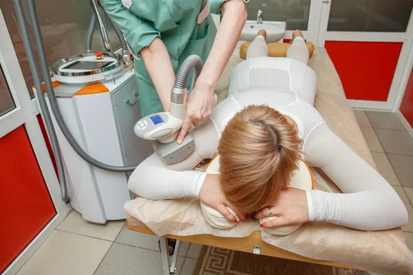 Mulher com tratamento anti-celulite lpg massagem com aparelho — Fotografia de Stock