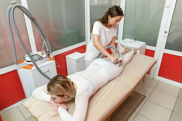 Kosmetolog tillämpa LPG förfarande. Anti celluliter massage i kosmetika klinik — Stockfoto