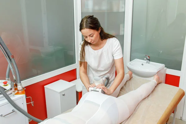 Kosmetikerin bei Anwendung des lpg-Verfahrens. Anti-Cellulite-Massage in der kosmetologischen Klinik — Stockfoto