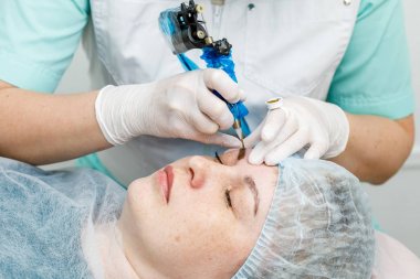 Kalıcı makyaj, kaşların dövme. Kozmetolog makyaj uygulama