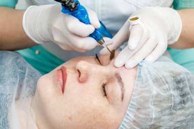 Kalıcı makyaj, kaşların dövme. Kozmetolog makyaj uygulama