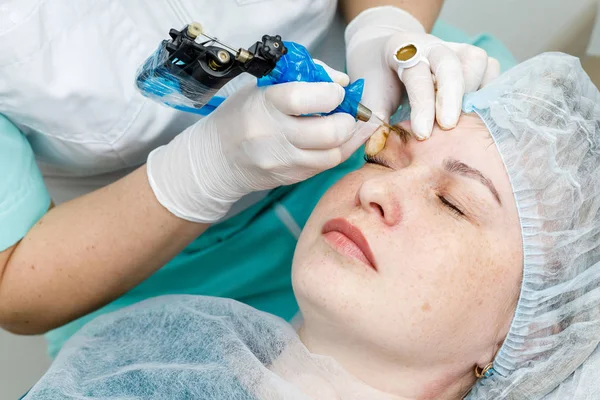 Maquillaje permanente, tatuaje de cejas. Cosmetólogo aplicando maquillaje — Foto de Stock