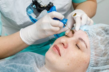 Kalıcı makyaj, kaşların dövme. Kozmetolog makyaj uygulama