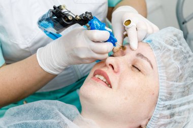 Kalıcı makyaj, kaşların dövme. Kozmetolog makyaj uygulama