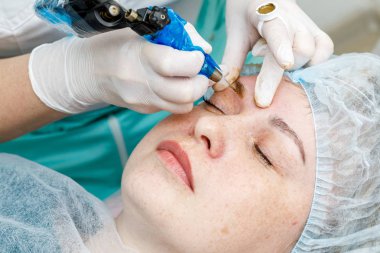 Kalıcı makyaj, kaşların dövme. Kozmetolog makyaj uygulama