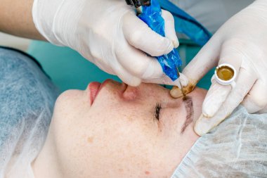 Kalıcı makyaj, kaşların dövme. Kozmetolog makyaj uygulama