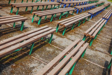 Eski boş kahverengi ahşap banklar satır