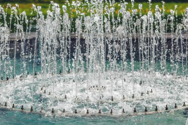 Bakır borular, mavi su ve jetler ile Çeşme
