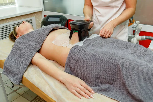 Güzellik terapisti cryolipolysis tedavisi uyguluyor. Cerrahi olmayan yağ azaltma