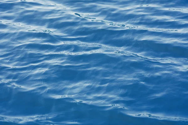 빛나는 파란색 물결 모양의 물 표면 잔물결 배경 — 스톡 사진