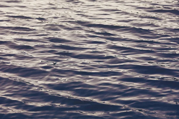 Σκούρο μωβ κυματιστά επιφάνεια του νερού κύμα φόντο — Φωτογραφία Αρχείου