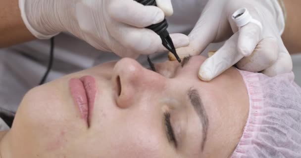 Permanent Makeup Tatuering Ögonbryn Kosmetolog Tillämpa Göra Upp Med Maskin — Stockvideo