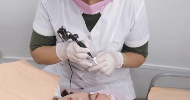 Μόνιμη Μακιγιάζ Τατουάζ Φρυδιών Cosmetologist Εφαρμογή Make Μηχανή Για Γυναίκα — Αρχείο Βίντεο