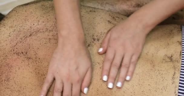 Kvinna Spa Salon Med Massage Terapi Kaffeskrubb Med Händerna Massör — Stockvideo