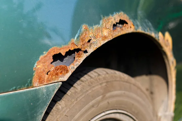 Ala destra arrugginita dell'auto, difetto corrosivo. Corrosione e ruggine — Foto Stock