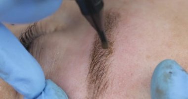 Kalıcı makyaj, kaş dövme. Makyaj Güzellik Salonu kadında için makine ile uygulanması güzellik uzmanı