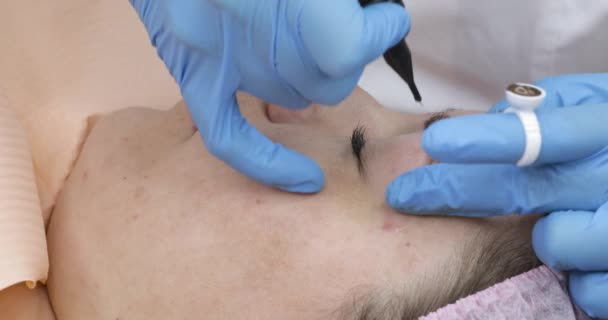 Makijaż Permanentny Tatuowanie Brwi Kosmetolog Stosując Składają Się Maszyny Dla — Wideo stockowe