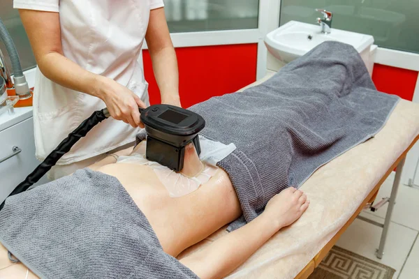 Cryolipolysis fat freezing treatment. Weight loss and slimming procedure — Stock Photo, Image