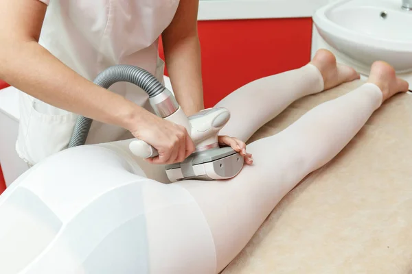 Kosmetolog tillämpa LPG förfarande. Anti celluliter massage i kosmetika klinik — Stockfoto