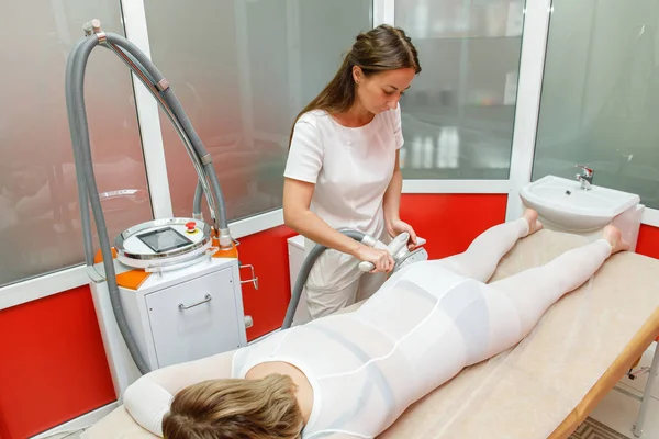 Kosmetolog tillämpa LPG förfarande. Anti celluliter massage i kosmetika klinik — Stockfoto
