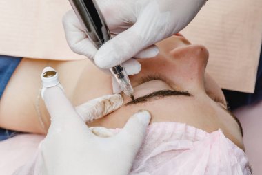 Kalıcı makyaj, kaşların dövme. Kozmetolog makyaj uygulama