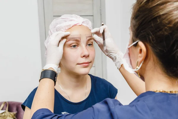 Cosmetólogo preparándose para el maquillaje permanente, el tatuaje de las cejas . — Foto de Stock