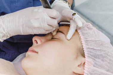 Kalıcı makyaj, kaşların dövme. Kozmetolog makyaj uygulama