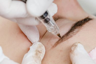 Kalıcı makyaj, kaşların dövme. Kozmetolog makyaj uygulama