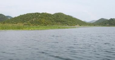 Karadağ'daki Skadar Gölü'nün doğa manzaraları gemiden alınmıştır. Yeşil dağlar panorama 4k