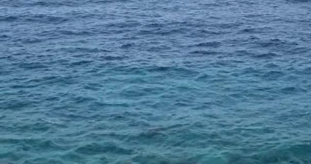 Surface bleue ondulée de la mer, vue aérienne. Beau fond naturel 4K 