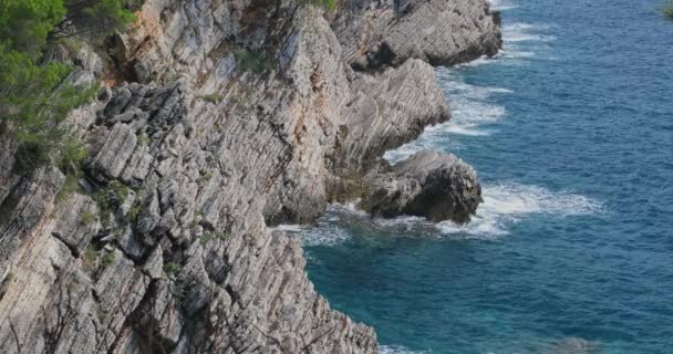 岩石和蓝色波浪海面 顶视图 美丽的自然背景 — 图库视频影像