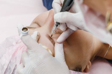 Kalıcı makyaj, kaşların dövme. Kozmetolog makyaj uygulama