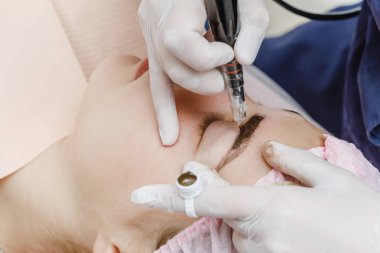 Kalıcı makyaj, kaşların dövme. Kozmetolog makyaj uygulama