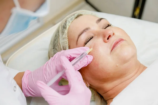 Beautician doing facial injection. Anti-aging revitalization cosmetology procedure — Stock Photo, Image