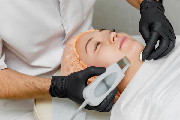 Kobieta coraz kawitacji ultradźwiękowej twarzy leczenie w salonie Spa — Zdjęcie stockowe