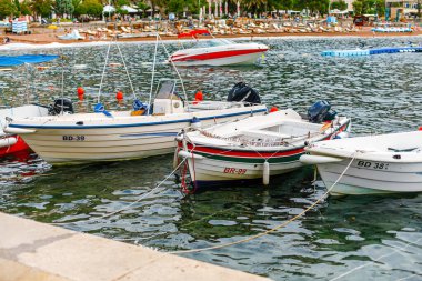 Petrovac, Karadağ - 09 Eylül 2019: Turizm ve deniz gezileri için tekneler