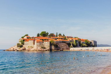 Sveti Stefan, Karadağ - 16 Eylül 2019: Sveti Stefan adası ve plajı
