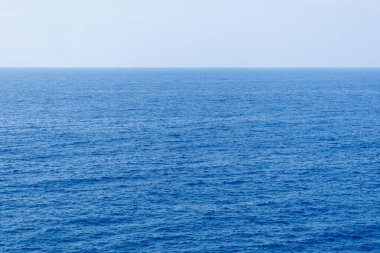 Dalgaların hava manzaralı mavi deniz yüzeyi