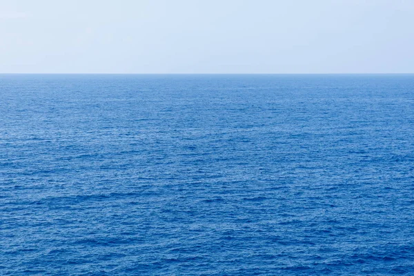 Superficie azul del mar con vista aérea de las olas — Foto de Stock