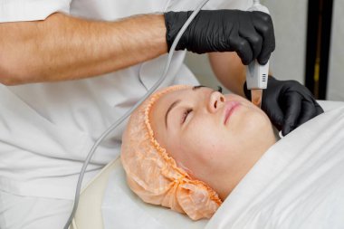 Spa salonunda ultrason kavitasyon yüz tedavisi alan kadın