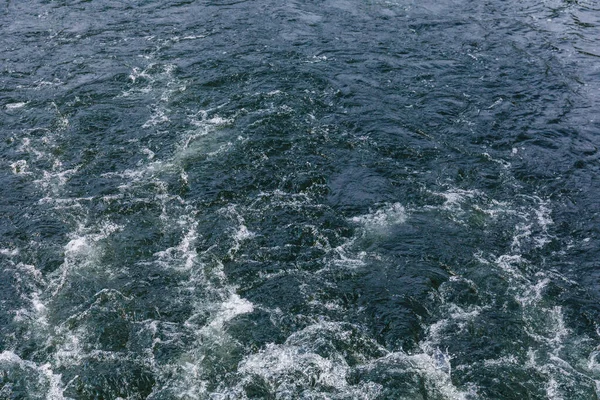 Surface du lac ou de la rivière derrière le navire en mouvement — Photo