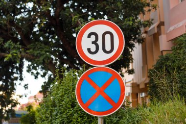 Yol işaretleri hız sınırı ve park etmek ya da durmak yok